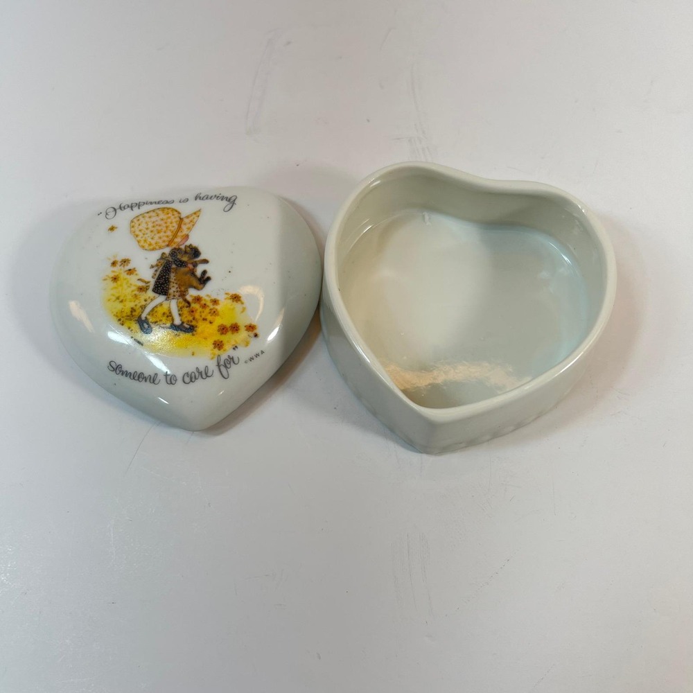 Vtg 1973 Holly Hobbie Heart Porcelain Trinket Box Happiness is Having Someone - Picture 3 of 14